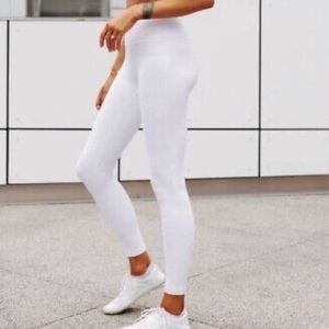 White Lululemon Align Size 6 25”